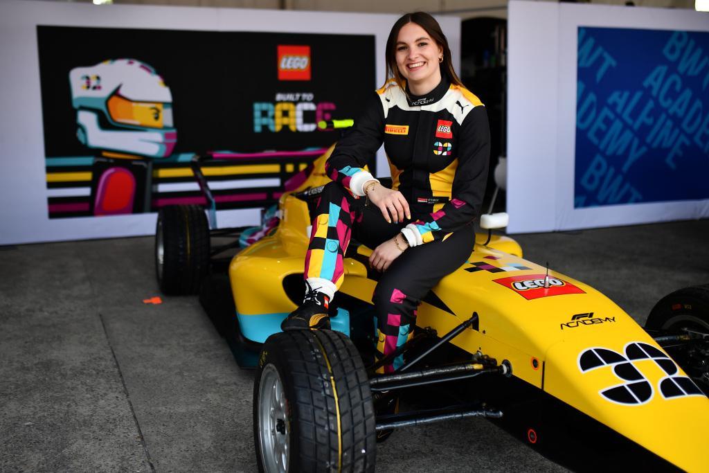 当四成F1观众已是女性，女车手们正加速驶入F1赛场